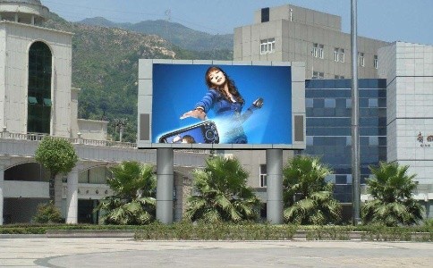 戶外led屏在雨季如何預(yù)防雷電呢？