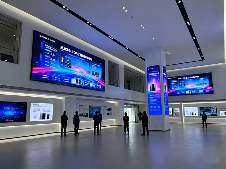 成都LED顯示屏應用指南：商鋪門頭/會議大屏/舞臺租賃如何選？- 場景方案全解析